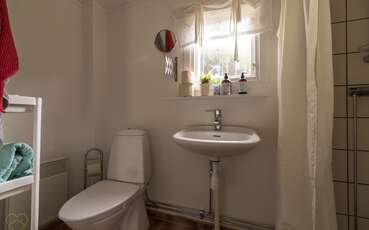 Bad mit Dusche und WC Ferienhaus Lurpasset