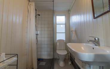 Bad mit Dusche und WC Ferienhaus Nedre Gården