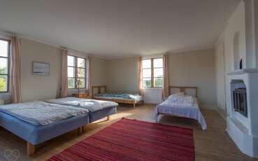Schlafzimmer mit vier Einzelbetten Ferienhaus Nedre Gården