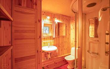 Bad mit Dusche und WC Ferienhaus Netti