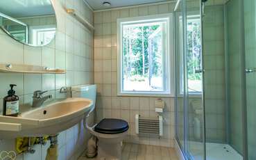 Bad mit Dusche und WC Ferienhaus Nyadal