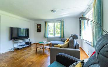 Wohnzimmer mit TV Ferienhaus Nyadal