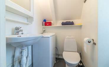 Bad mit WC, Dusche und Waschmaschine Ferienhaus Nyehusen