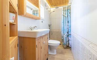 Badezimmer mit Dusche und WC Ferienhaus Nygårdsnäs