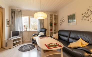 Wohnzimmer mit deutschen TV Ferienhaus Ölvedal