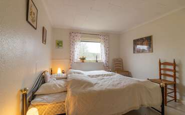 Schlafzimmer mit einem Doppelbett Ferienhaus Ölvedal