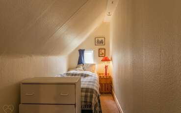 Schlafzimmer mit einem Einzelbett Ferienhaus Ölvedal