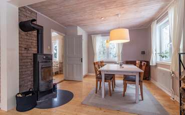 Essbereich und Kamin Ferienhaus Påsklilja