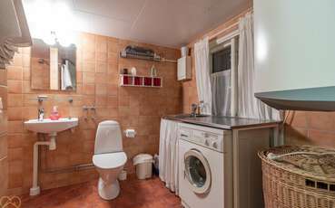 Bad mit Dusche, WC, Sauna und Waschmaschine Ferienhaus Ryfors