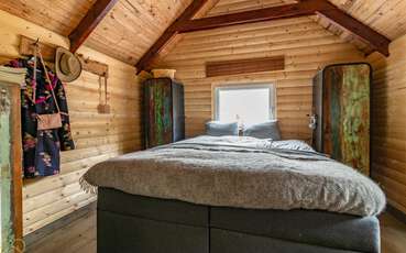 Schlafzimmer mit Boxspringbett Ferienhaus Sängelstorpet