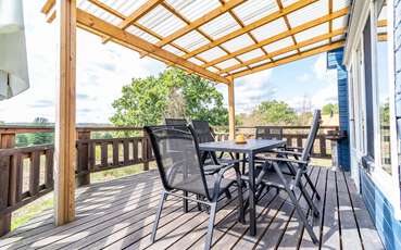 Terrasse mit Möbel und Grill Ferienhaus Saltkråkan