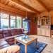 Wohnbereich mit TV und Kamin Ferienhaus Saltkråkan