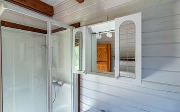 Bad mit Dusche und WC Ferienhaus Saltkråkan