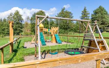 Spielplatz zwischen den Häusern