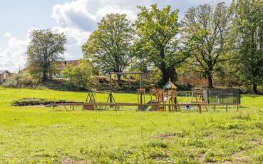 Kinderspielplatz mit Trampolin