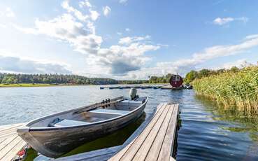 Anleger mit schwimmender Sauna in der Ostsee