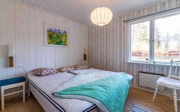 Schlafzimmer mit Doppelbett Ferienhaus Seeblick