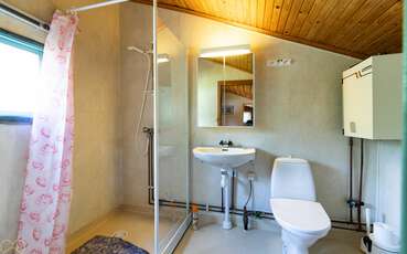 Bad mit Dusche und WC Ferienhaus Sidlången