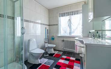 Bad mit Dusche und WC Ferienhaus Silverån