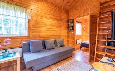 Wohnbereich mit Sofa und TV Ferienhaus Sjön