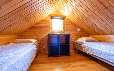 Schlafloft mit zwei Einzelbetten Ferienhaus Sjön