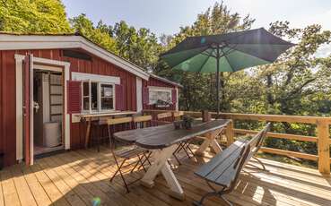 Schöne Terrasse mit Möbeln Sjöstugan