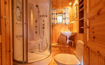 Bad mit Dusche und WC Ferienhaus Skogen