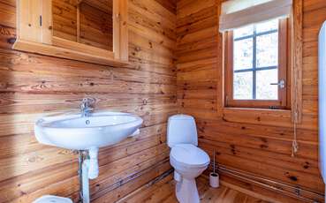 Badezimmer mit Dusche und WC Ferienhaus Slingsö