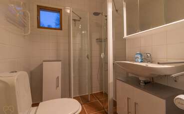 Bad mit Dusche und WC Ferienhaus Småland