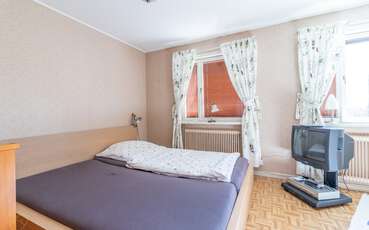 Schlafzimmer mit Doppelbett und TV Ferienhaus Söder