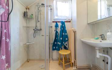 Bad mit Dusche und WC Ferienhaus Söder