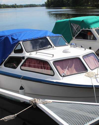 Kajütboot am See Viken