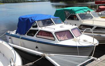 Kajütboot am See Viken