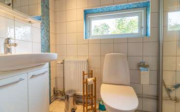 Bad mit Dusche und WC Ferienhaus Södra Kvarn