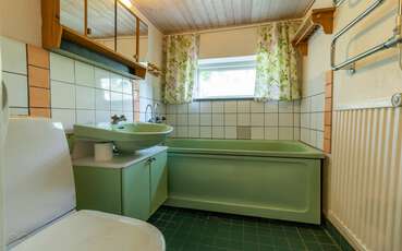 Badezimmer mit Badewanne und WC