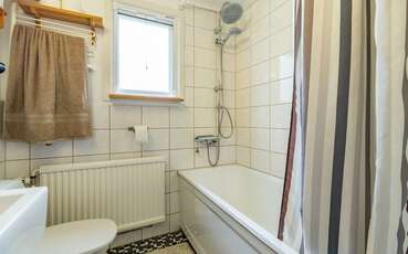 Bad mit Dusche und Badewanne Ferienhaus Solhem