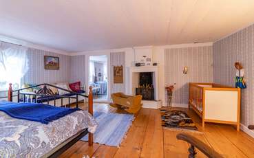 Schlafzimmer mit Doppelbett und Kinderbett Ferienhaus Staby