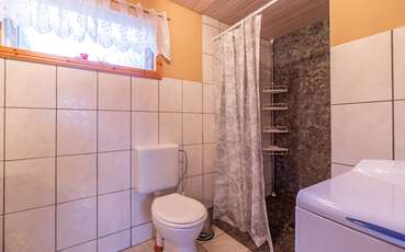 Bad mit Dusche, WC und Waschmaschine Ferienhaus Stora Hagasjön