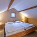 Schlafzimmer mit Doppelbett oben Ferienhaus Stora Hagasjön