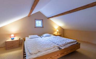 Schlafzimmer mit Doppelbett oben Ferienhaus Stora Hagasjön
