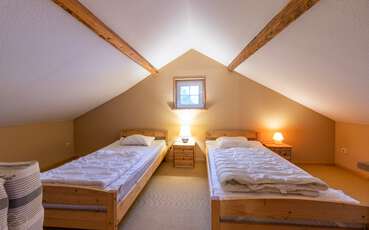 Schlafzimmer mit zwei Einzelbetten oben Ferienhaus Stora Hagasjön