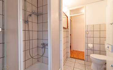 Bad mit Dusche und WC Ferienhaus Stora Ryd