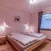 Schlafzimmer mit einem Doppelbett Ferienhaus Stora Ryd