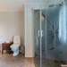 Dusche und WC im Bad Ferienhaus Strandvik