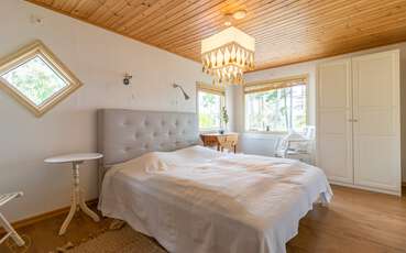 Schlafzimmer mit Doppelbett Ferienhaus Strandvik