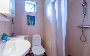 Bad mit Dusche und WC Ferienhaus Tallstuga