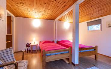 Schlafzimmer mit zwei Einzelbetten Ferienhaus Västergård