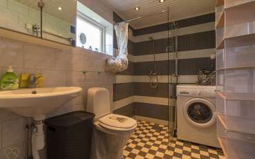 Badezimmer mit Dusche, WC und Waschmaschine Villa Solbacka