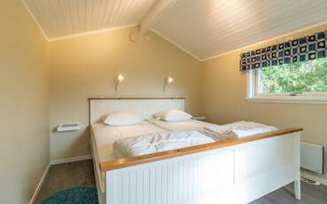 Schlafzimmer mit Doppelbett Ferienhaus Vita Stugan