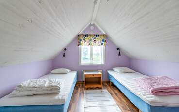 Erstes Schlafzimmer mit zwei Einzelbetten Ferienhaus Vita Stugan